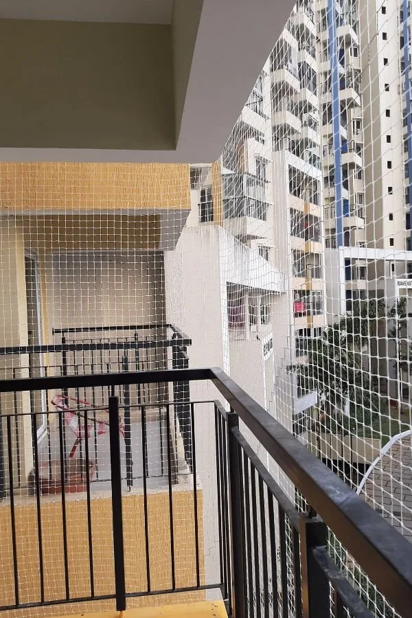 Safety netting covering a broad residential opening