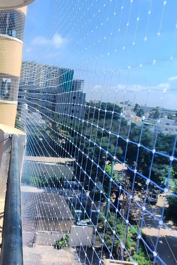 Invisible protection system preserving an open view